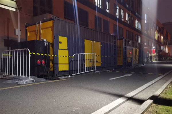 河口柴油发电机组的输出电压是如何调节的？